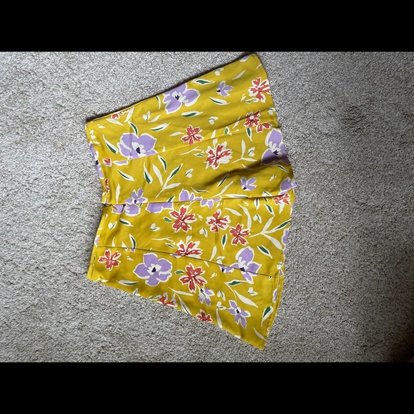Bcbg Generation Yellow Floral Silky Short - Picture 4 of 4
